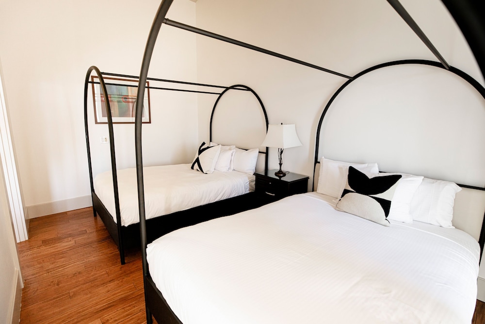 Romantic Bungalow, Multiple Beds, River View photo 2