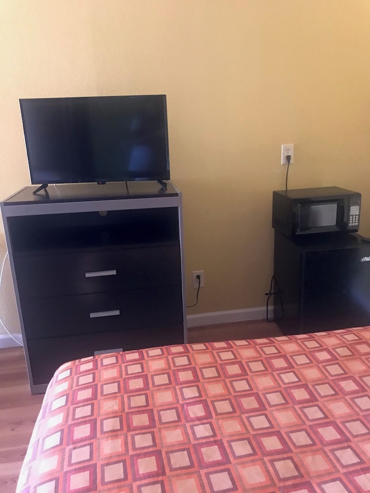 Single Room, 1 King Bed, Smoking photo 3