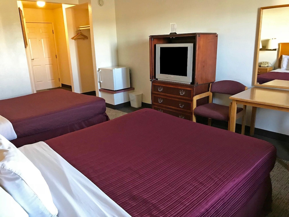 Room, 2 Queen Beds - Photo 4