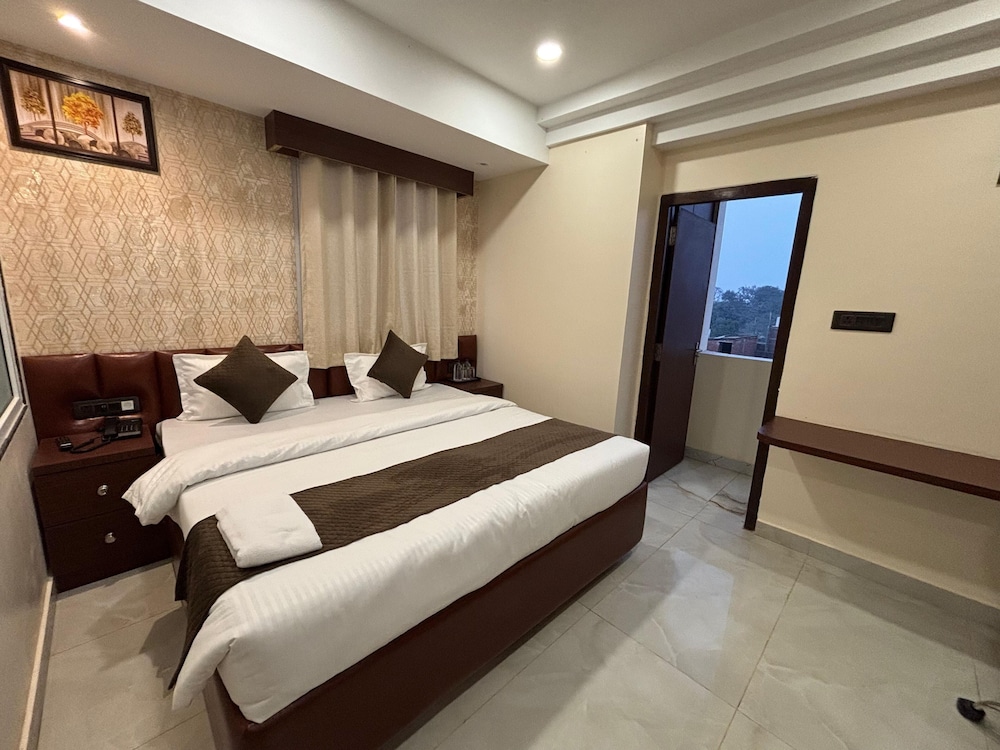 Deluxe Double Room, Balcony, City View photo 3
