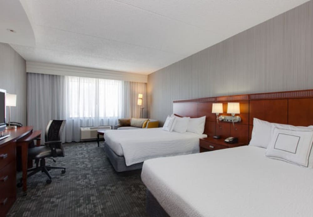 Room, 2 Queen Beds (Mobility Accessible, Roll-In Shower) - Photo 2