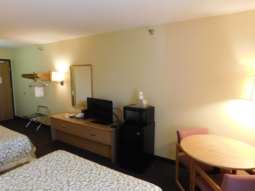 Room, 2 Queen Beds, Smoking (Pet Friendly) - Photo 4