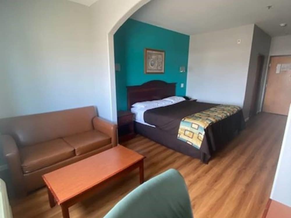 Room, 1 King Bed, Smoking - Photo 2