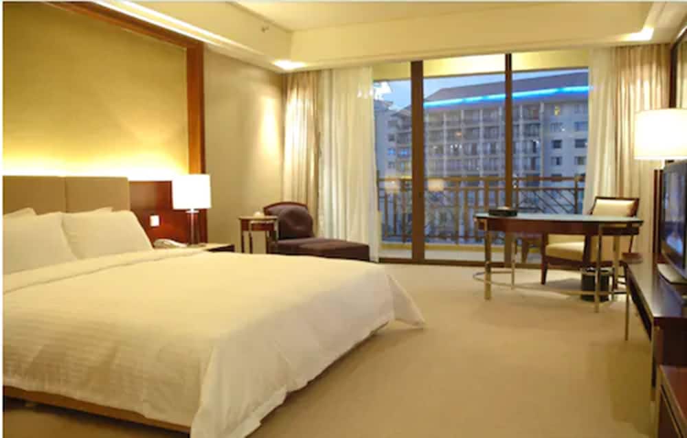 Superior Room, 1 King Bed photo 1