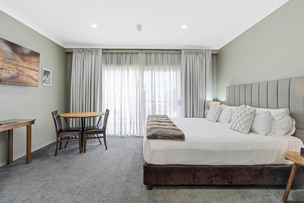 Studio Suite, 1 King Bed, Mobility Accessible