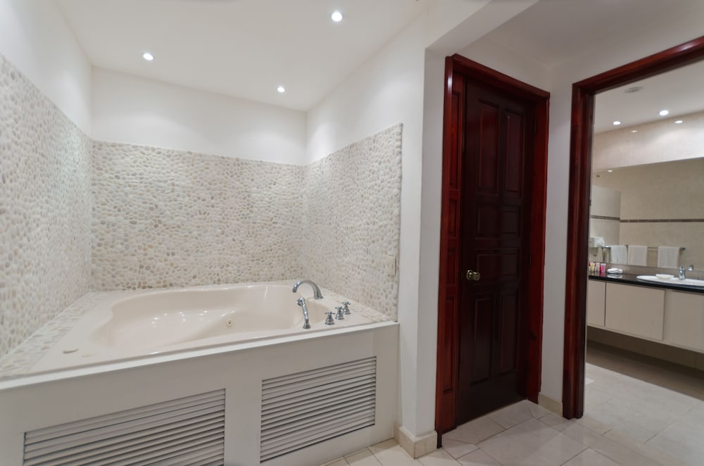 Executive Suite, 1 King Bed, Jetted Tub - Photo 6