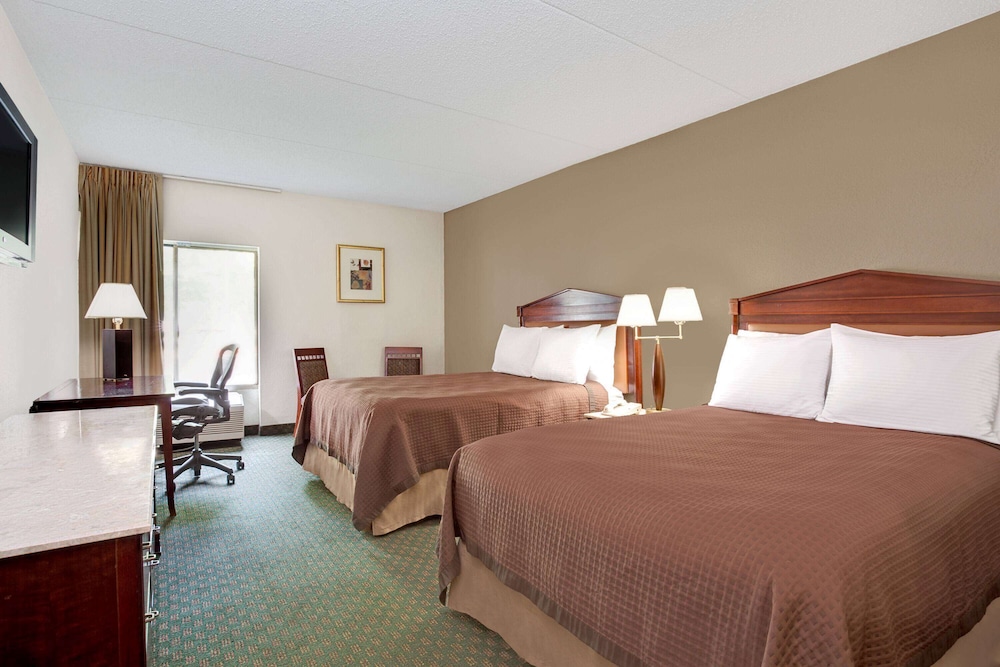 Room, 2 Queen Beds, Non Smoking - Photo 1