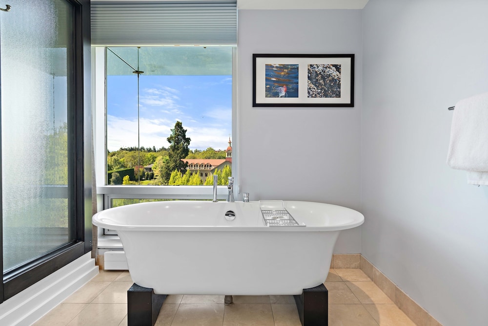 Suite, 1 Bedroom, Corner photo 3