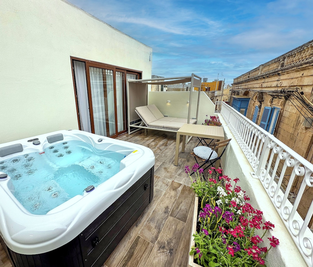 King Room with Jacuzzi