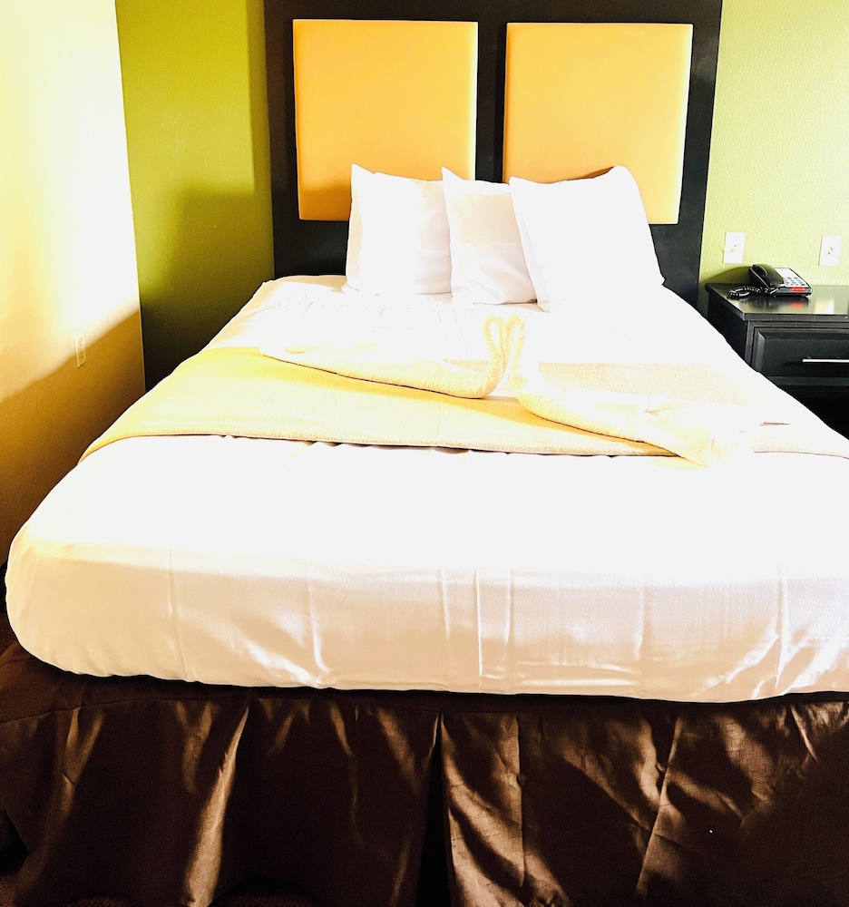 Suite, 1 Queen Bed, Accessible, Non Smoking (Efficiency) - Photo 3