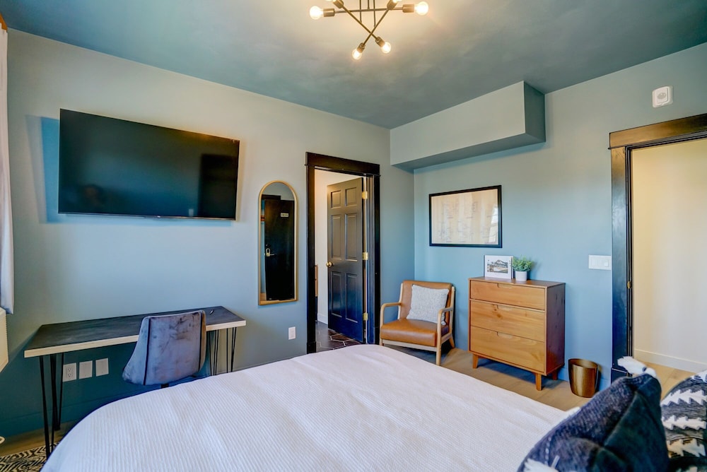 Design Room, 1 Queen Bed, Ensuite photo 3