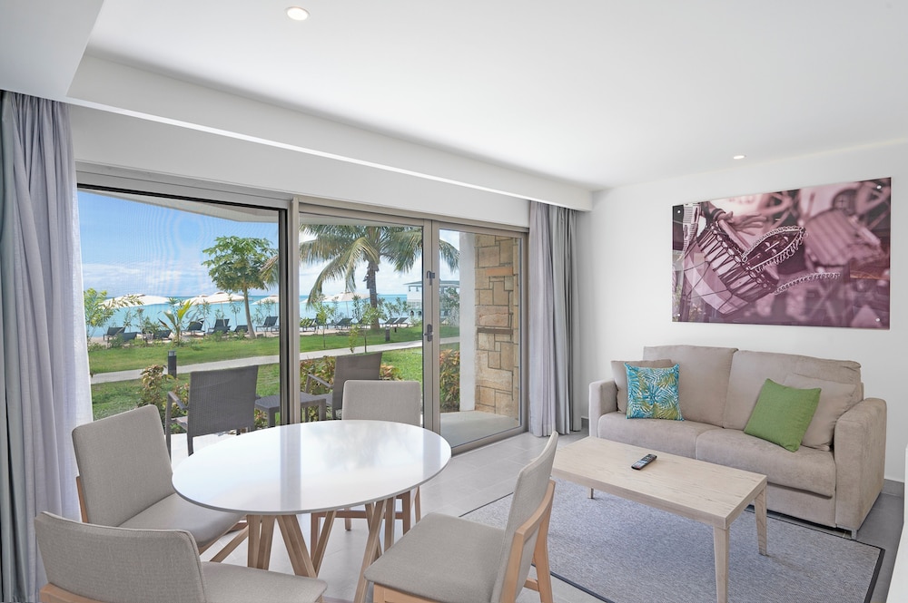 Luxury Presidential Beach Front Walkout One Bedroom Suite Diamond Club