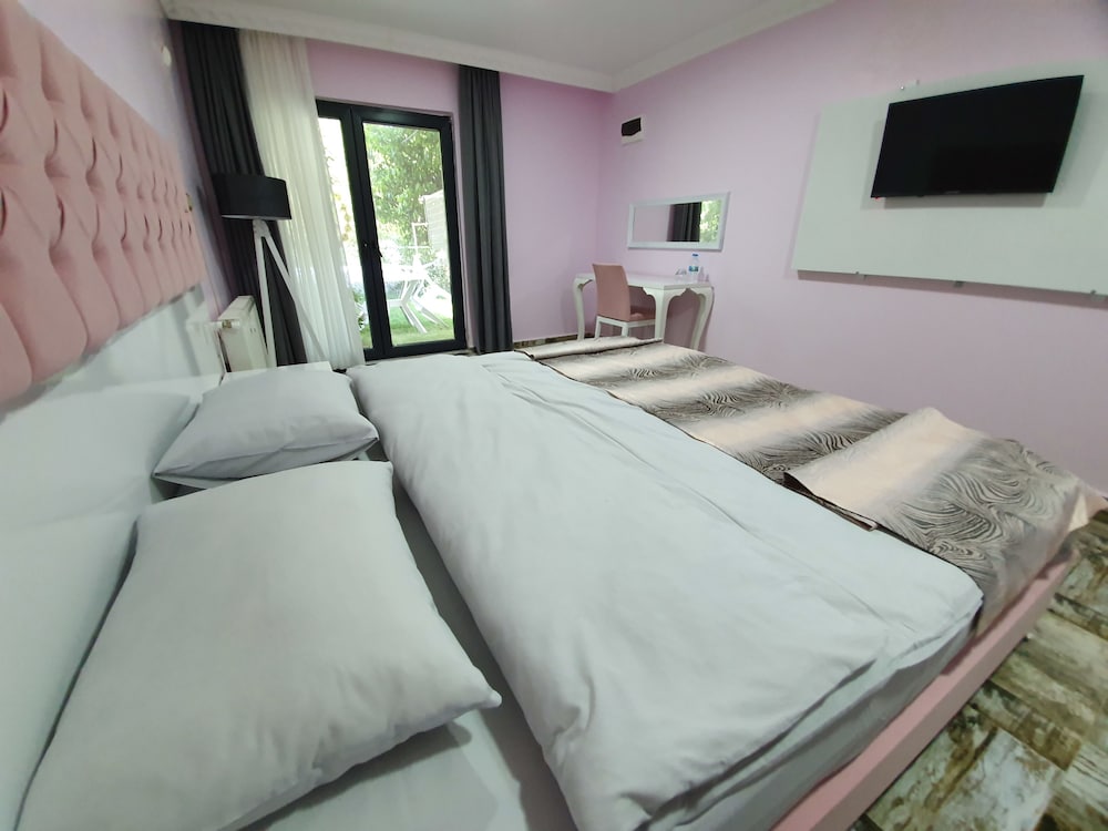 Standard Room, 1 Queen Bed, Garden View photo 1