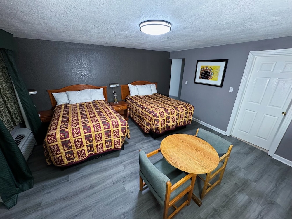 Standard Double Room, 2 Full Sized Beds, Refrigerator & Microwave photo 2