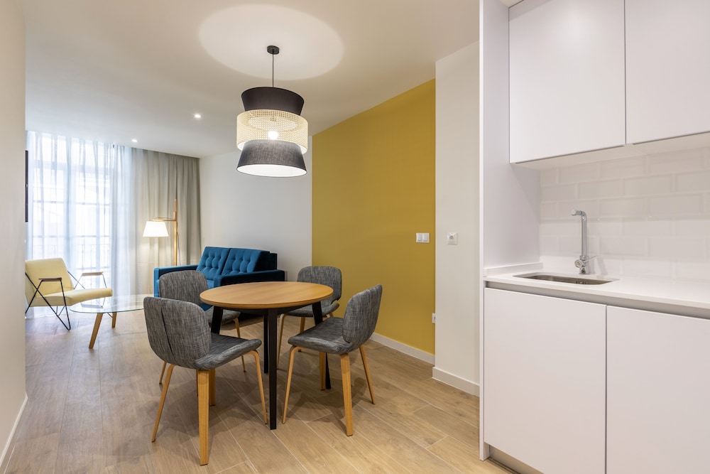 Suite, 1 Bedroom - Photo 2