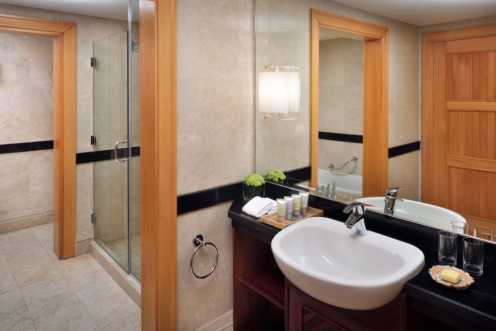 Executive Suite, City View - Photo 8
