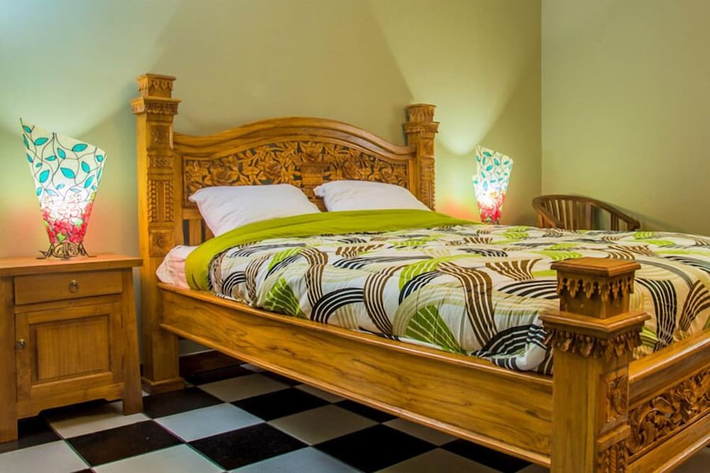 Economy Room, 1 Queen Bed, No Windows