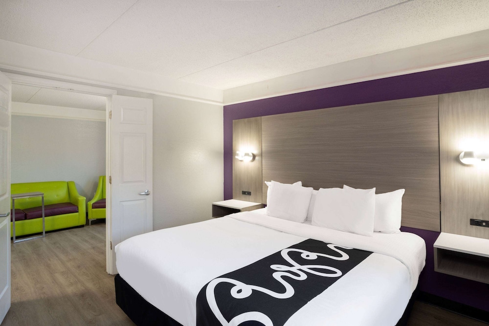 Family Suite, 1 King Bed, Non Smoking - Photo 1