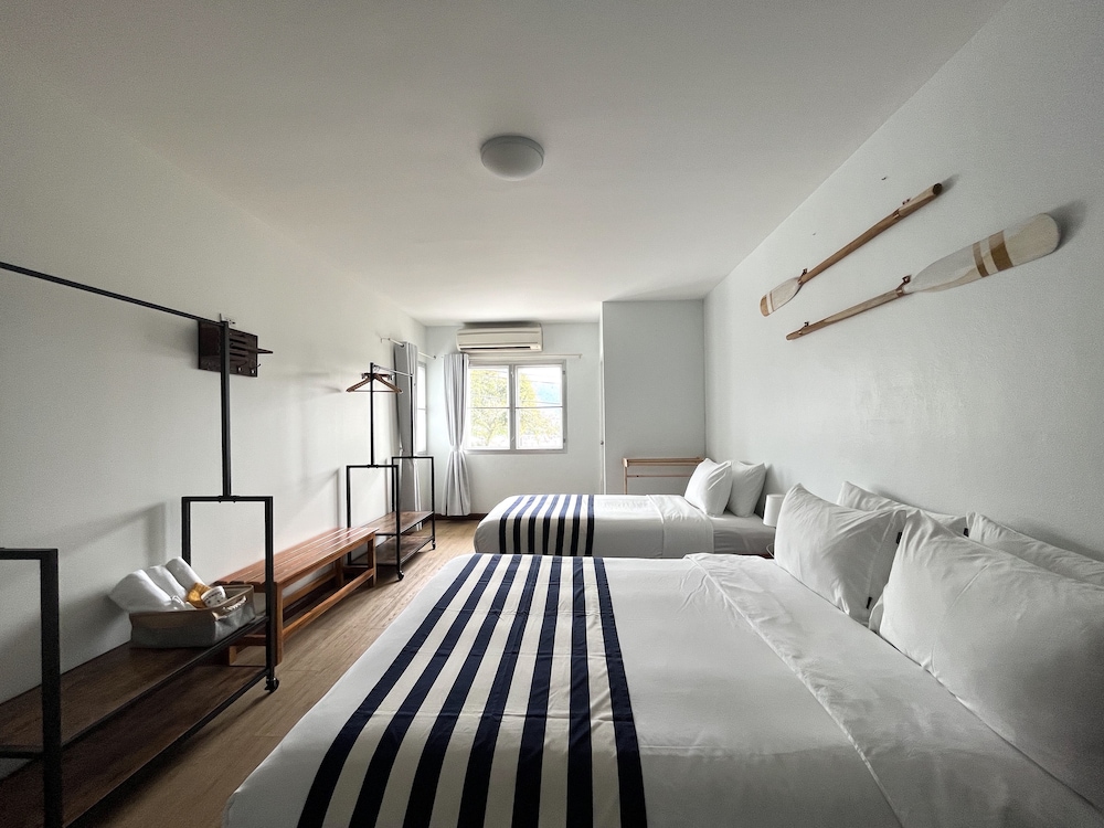 Triple Room 1 Queen & 1 Twin Bed photo 3