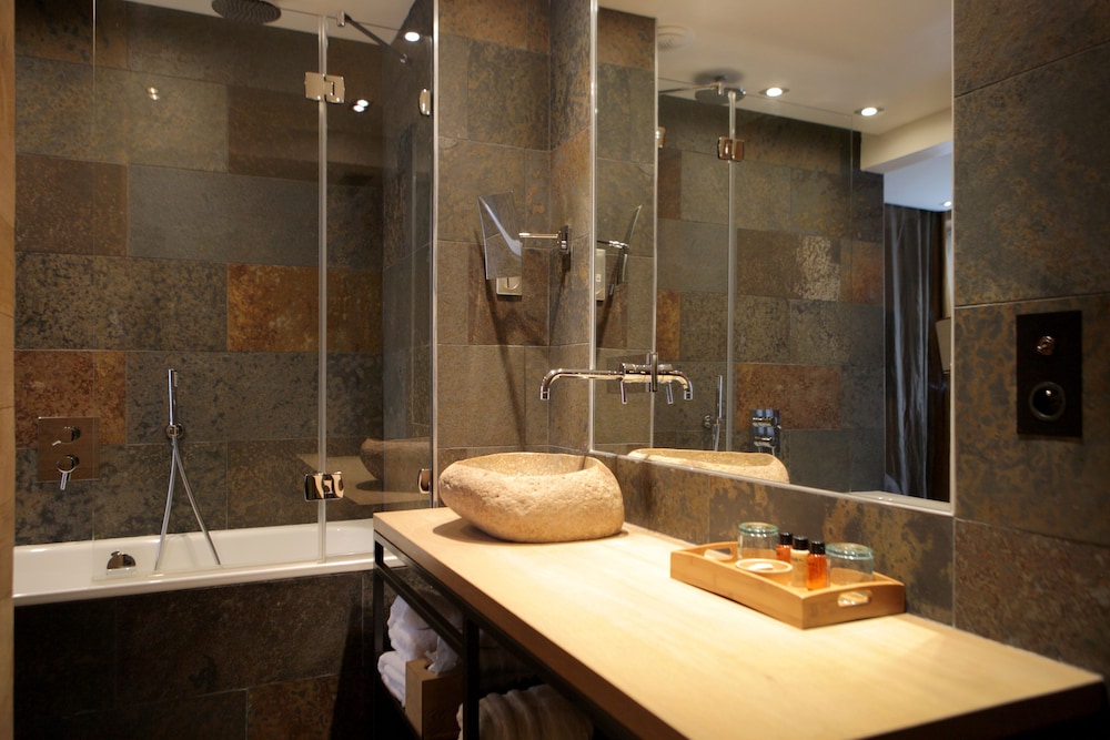 2 Rooms - Same Floor: Intuition Et Sensation