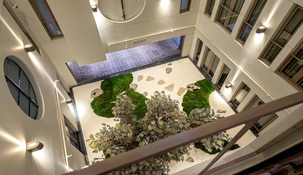 Atrium Twin Room thumbnail 5