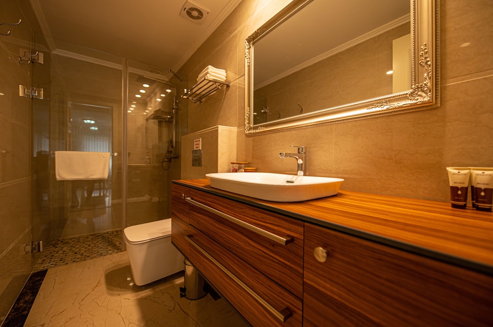 Family Suite, 1 Bedroom, Smoking, Courtyard View photo 2