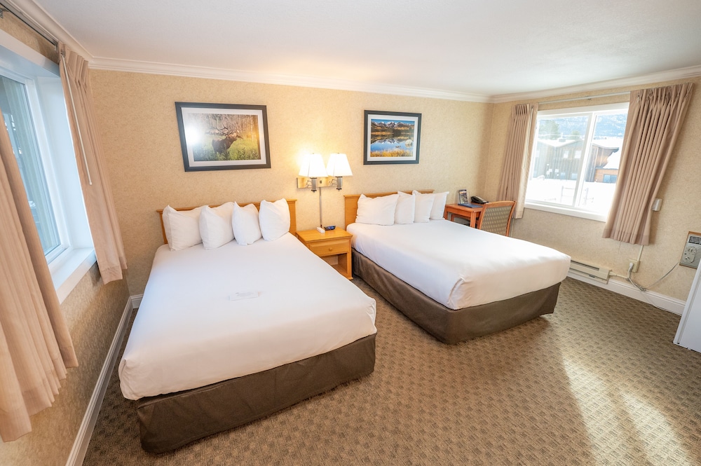 Superior Room, 2 Double Beds, Refrigerator & Microwave, Mountain View at Blue Door Inn in Estes Park