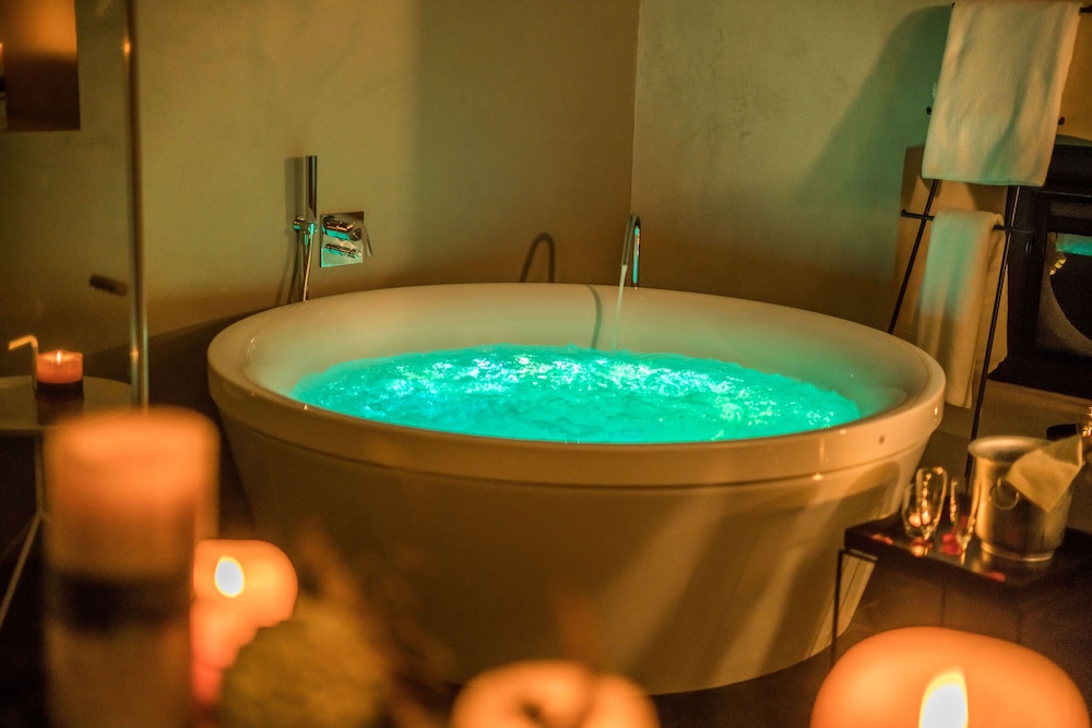 Suite, Hot Tub
