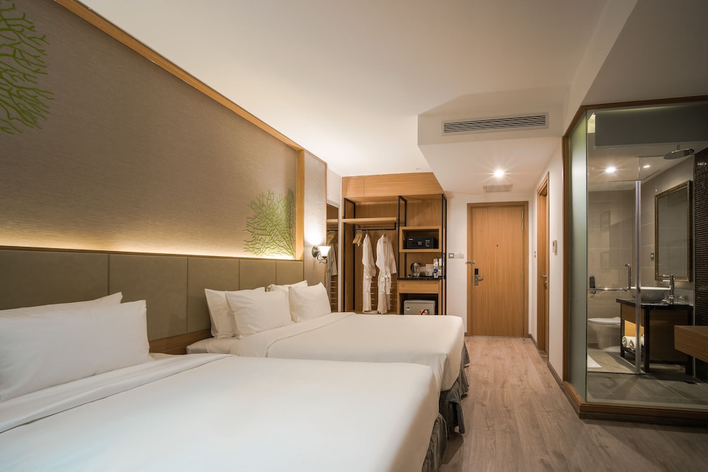 Superior Triple Room, City View - Photo 4
