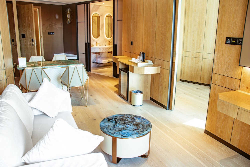 Master (Treasure Island) Suite