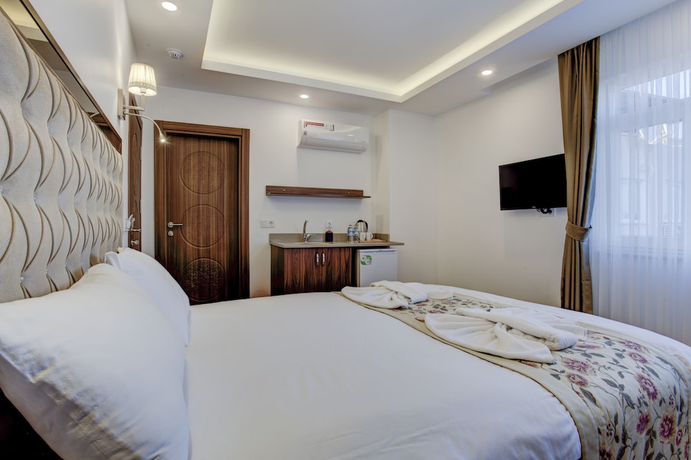 Standard Double Room with Partial Sea View photo 2