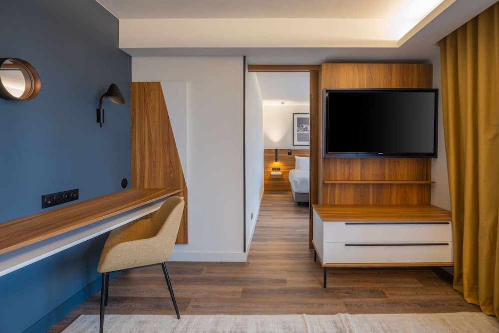 Suite, Balcony, City View - Photo 1