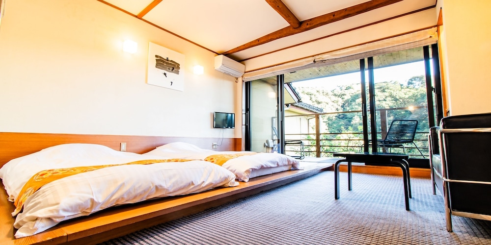 Twin Room with Low Beds - Non-Smoking, Shared Bathroom photo 3