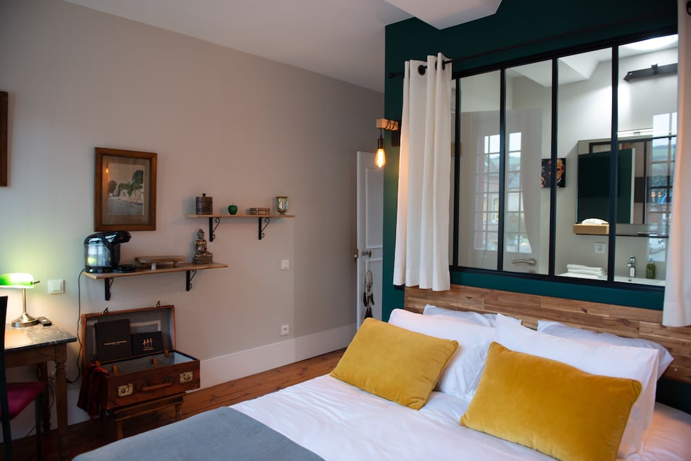 Signature Double Room, Ensuite, City View (Côté Seine )