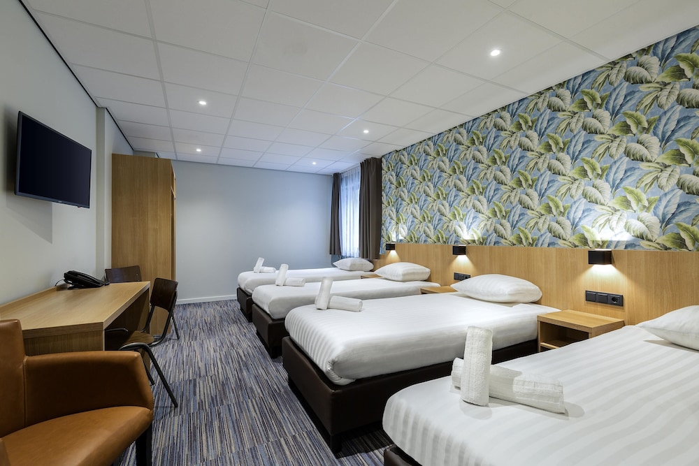 Economy Room, Multiple Beds, Non Smoking (Shower Only) photo 1