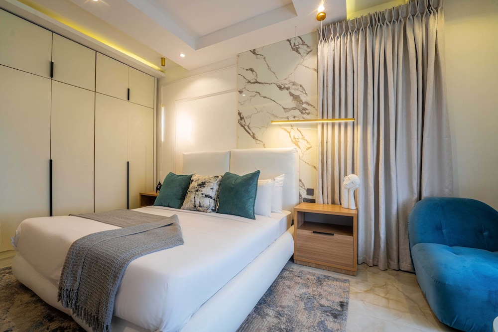 City Apartment, 3 Bedrooms, Private Pool, Lake View photo 1