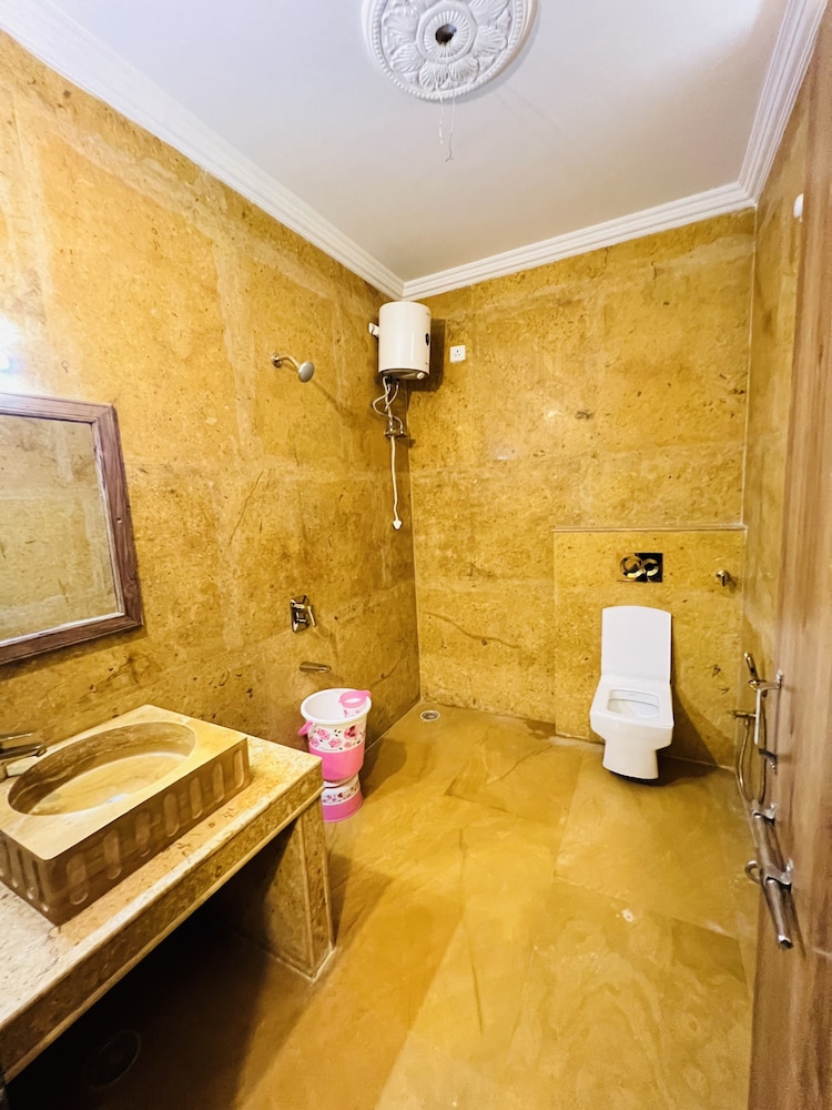 Budget Non AC room - Photo 7