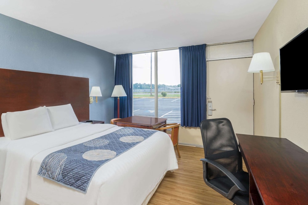 Room, 1 Queen Bed, Accessible, Non Smoking (Mobility, Bathtub w/Grab Bars)