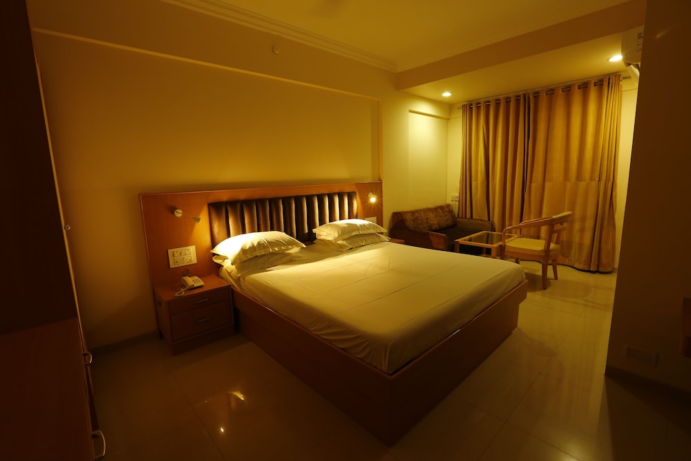 Deluxe Room, 1 Queen Bed with Sofa bed, Smoking photo 3