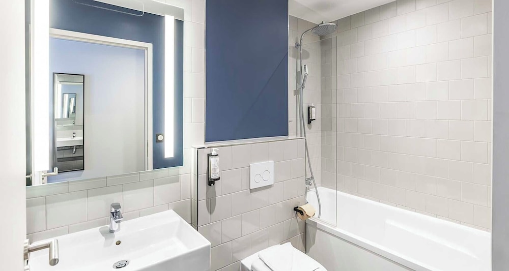 Executive Room, 1 King Bed, Non Smoking, Balcony (Larger Room;Twin bed on request) photo 3