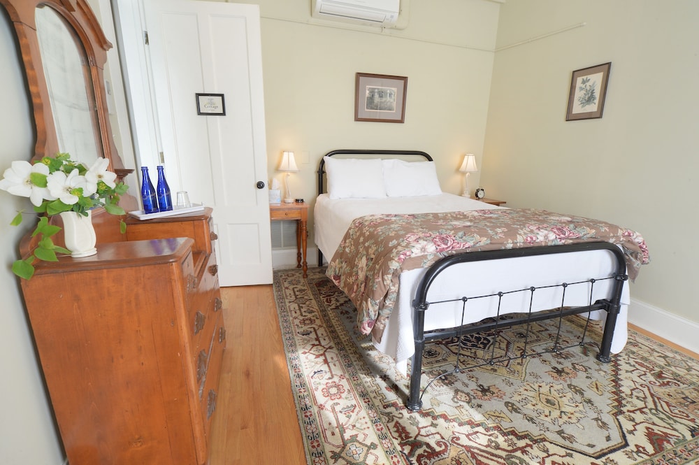 Room, 1 Queen Bed, Non Smoking (Cottage Room) photo 2