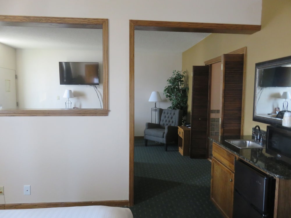 Suite, 1 King Bed, Non Smoking, Hot Tub photo 3