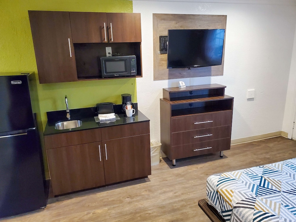 Standard Room, 1 Queen Bed, Non Smoking, Kitchenette - Photo 1