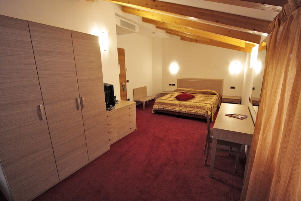 Deluxe Room, Multiple Beds - Photo 3