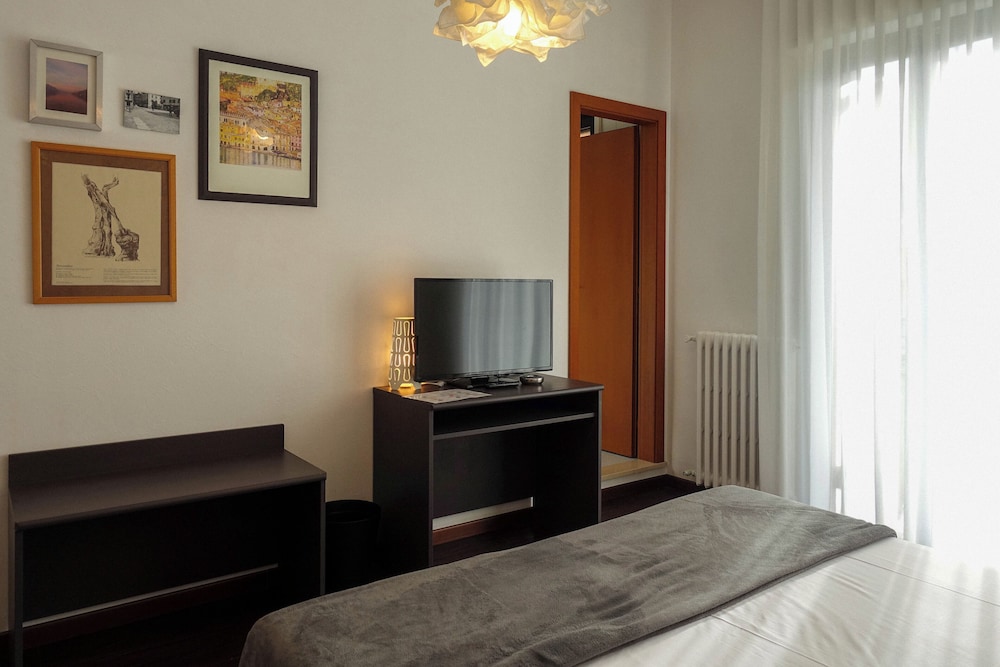 Standard Room, Balcony, Lake View photo 3
