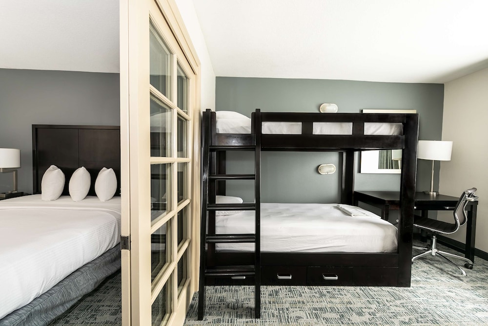 Suite, Multiple Beds, Non Smoking, Refrigerator & Microwave - Photo 1