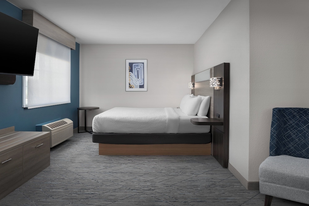 Suite, 1 King Bed - Photo 2