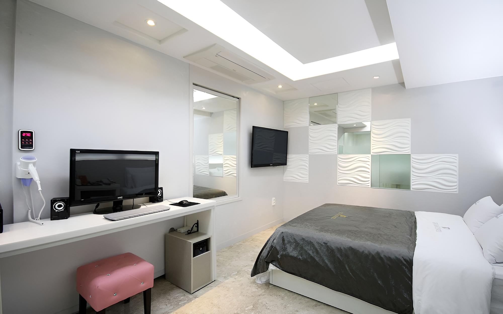 Room (Silver) photo 1
