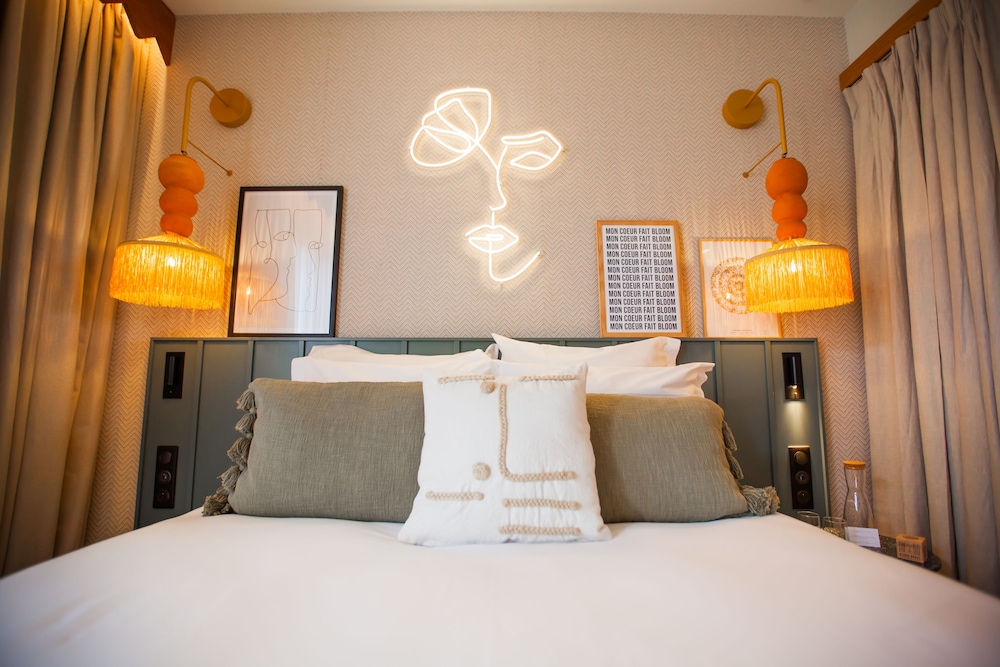 Standard Room, 1 Queen Bed (Classic Room) photo 3