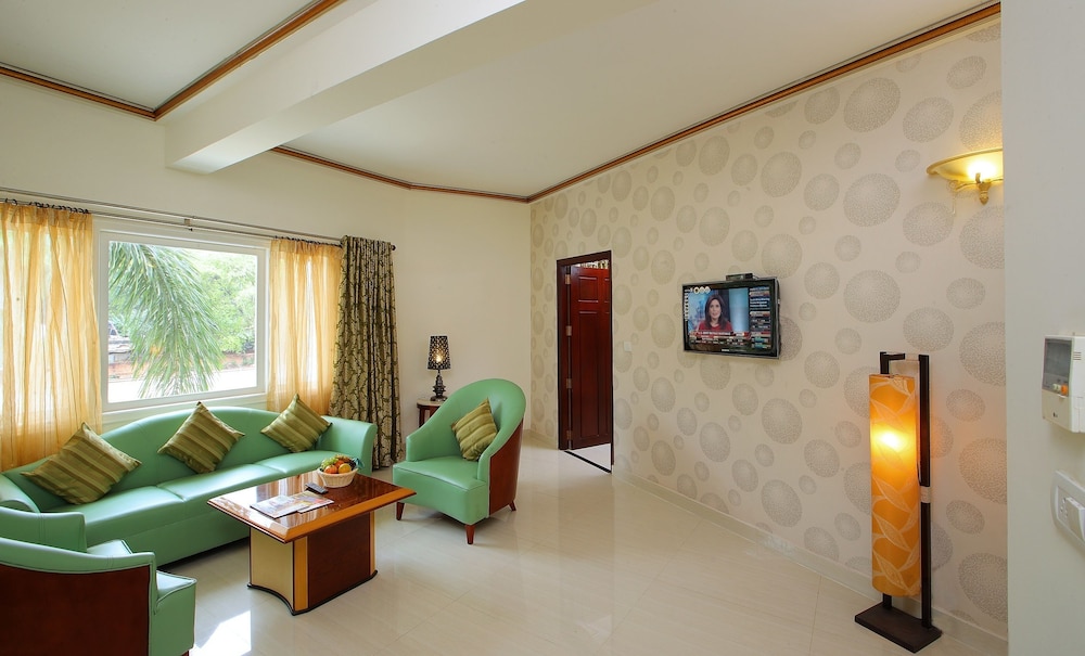 Deluxe Suite, 1 King Bed, City View photo 3